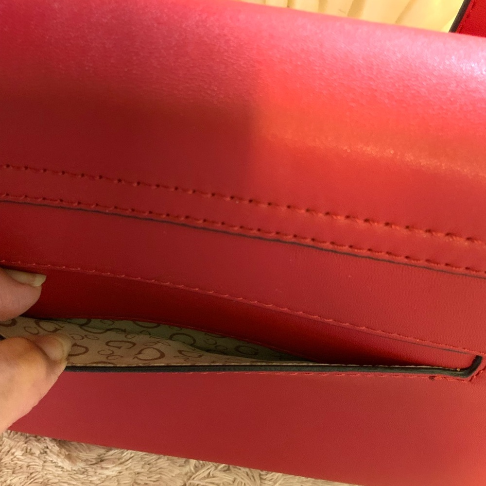 GUESS - Picture 8 of 11